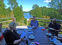 Tuula ja Anssi Hatakka sekä Keijo Parikka uudella kuistilla.