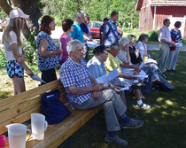 Kokoontuminen Vanhan-Tuusjärven pihalla. Etualalla penkillä Juhani Marttunen, Paavo Ritvanen, Unto Nokelainen vaimoineen sekä Tuula Hatakka ja Lea Pulkkinen.