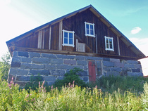 Tämä kuva on ajalta ennen kivinavetan muokkausta 2000-luvun alussa. Päätyikkunat ovat edelleen kuten ennen ja kiviseinätkin.