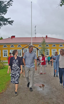 Mika vaimoineen, Mauri ja isäntä mm. matkalla Kappelille