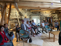 Kappelin vaiheista ja käytöstä kertoo Bosse-isäntä. Miten katto tuettiin ja päätettiin poistaa välikatto. Ja miten kauniit kiviseinät haluttiin säilyttää näkyvillä, vaikka talvella täällä ei sitten tarkene.