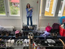 Salli otti selfien serkkujen kengistä Serkkutapaamisessa eteisessä Vanha-Tuusjärvellä 2024