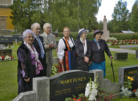 Liisa, Aate, Jalmari, Annikki, Alli ja Kaija sukuhaudalla 2005