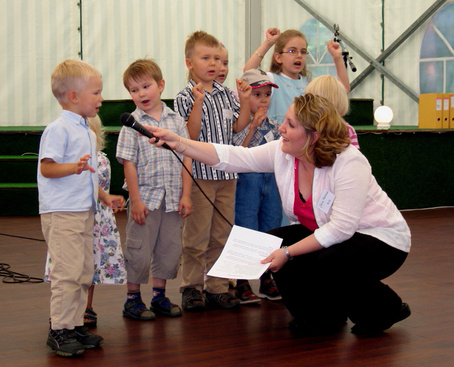 Julia laulattaa lapsia.