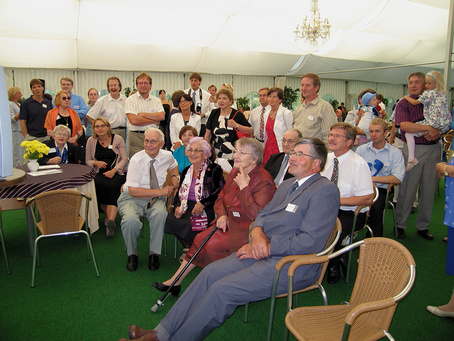 Katsotaan Aaron 50-vuotisjuhlafilmiä.